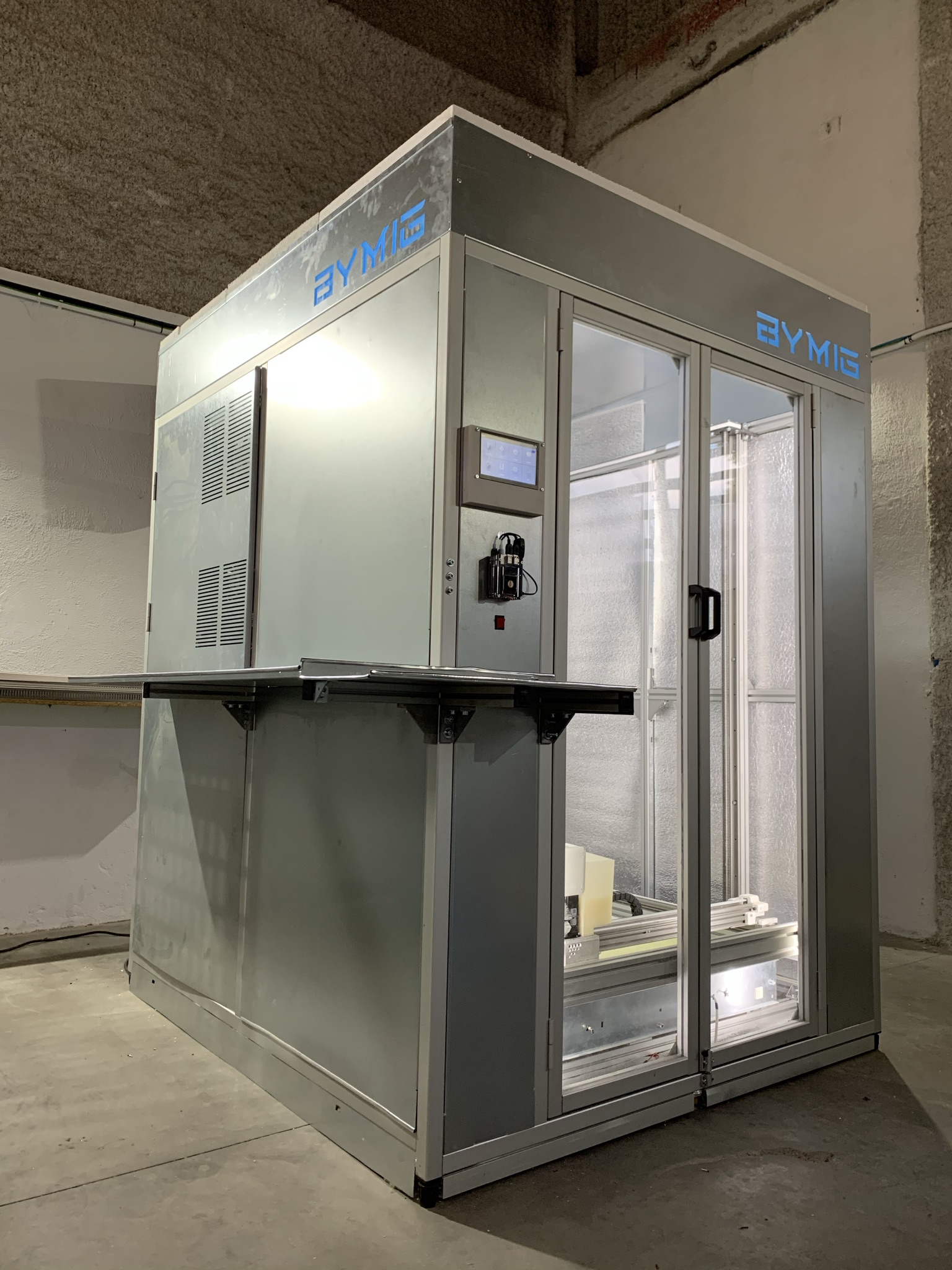 Impresora 3D industrial de gran formato diseñada y fabricada por BYMIG